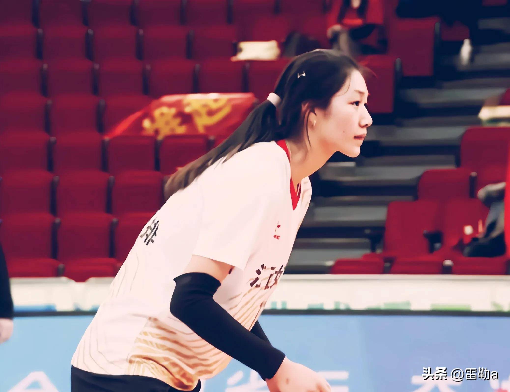 九游登录平台-攻守兼备：排球选手展现实力