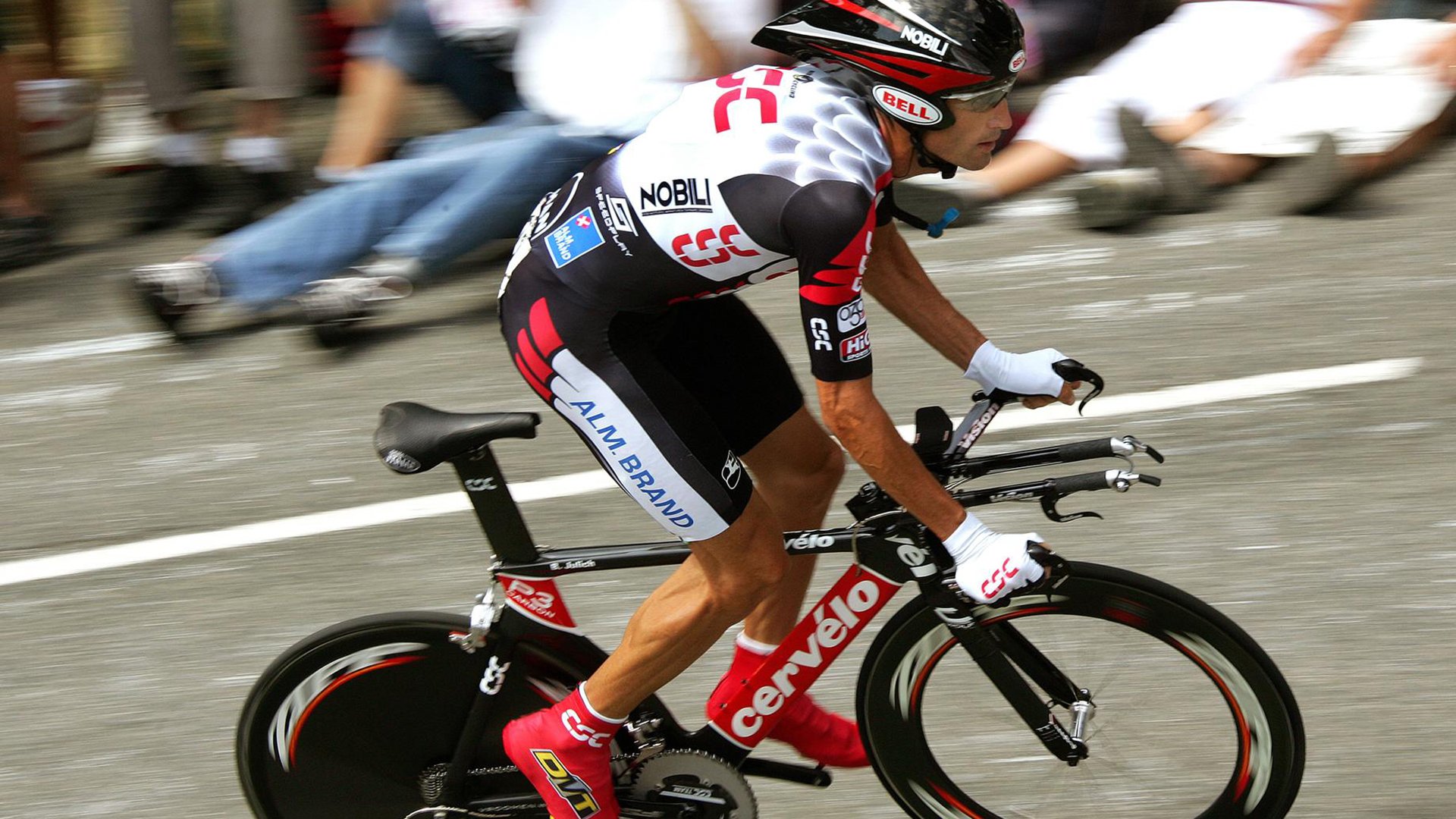 九游游戏-历史交汇处的火焰，德约科维奇以蒙特卡洛式统治横扫戴维斯杯，点燃时代之夜